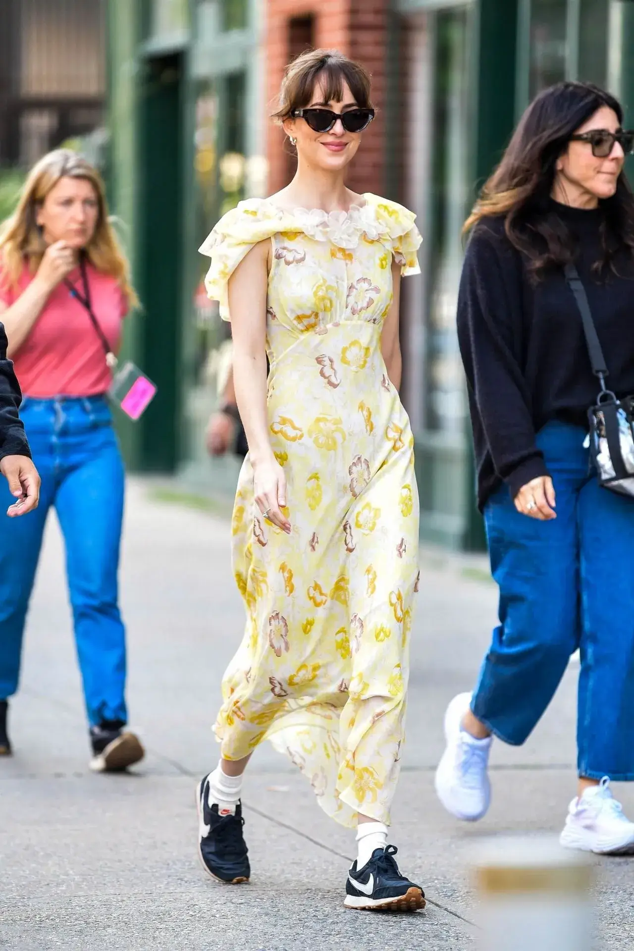 DAKOTA JOHNSON PICS ON THE SET OF MATERIALISTS IN NEW YORK 9